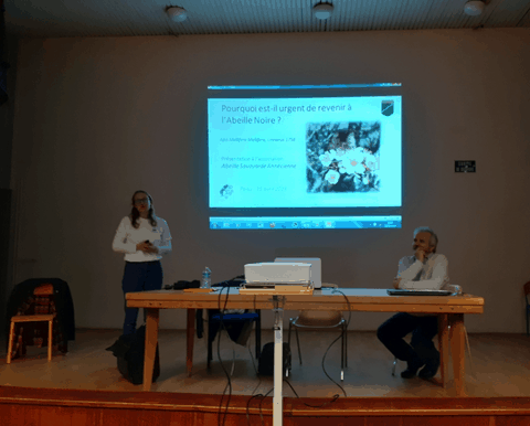 Conférence donnée en Haute Savoie "Pourquoi est-il urgent de revenir à l'abeille Noire?" Lucy lors d'une conférence sur l'abeille Noire à Poisy, près d'Annecy