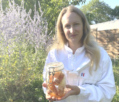 Lucy Bourrumeau avec du miel d'abeilles Noires Lucy avec un pot de miel en brèches, première récolte de ses abeilles noires. Elle est très fière de ses fifilles !